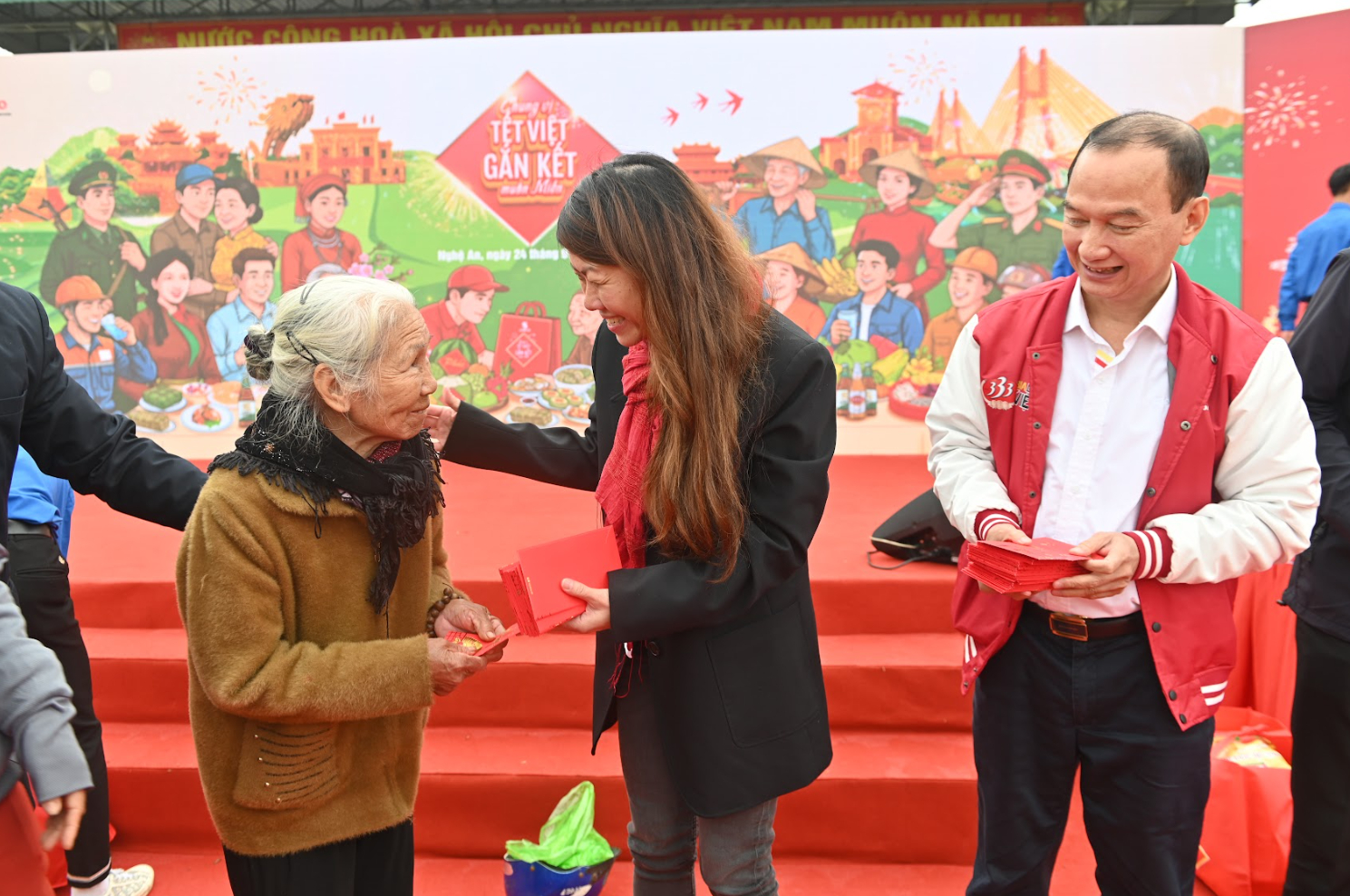 Người dân Nghệ An trải nghiệm không gian văn hóa Tết tại sự kiện “Chung Vị Tết Việt - Gắn Kết Muôn Miền”