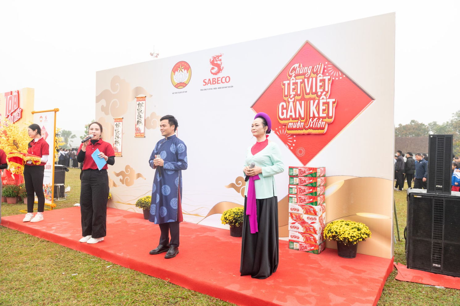 Người dân Nghệ An trải nghiệm không gian văn hóa Tết tại sự kiện “Chung Vị Tết Việt - Gắn Kết Muôn Miền”