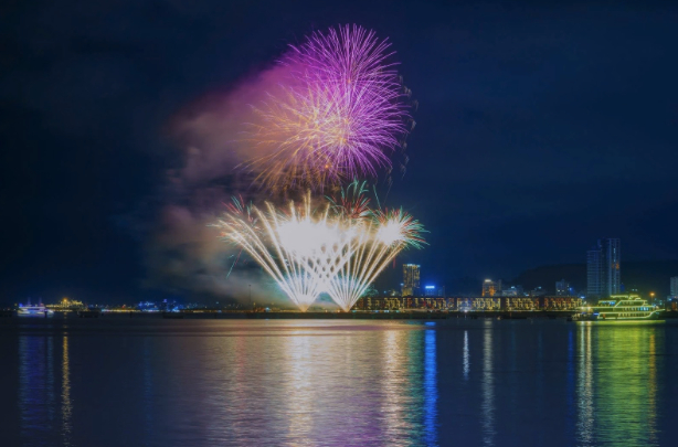 “Bữa tiệc” pháo hoa diễn ra hàng tuần thu hút du khách đổ về Quảng trường Sun Carnival, Bãi Cháy. Ảnh: Ánh Dương.