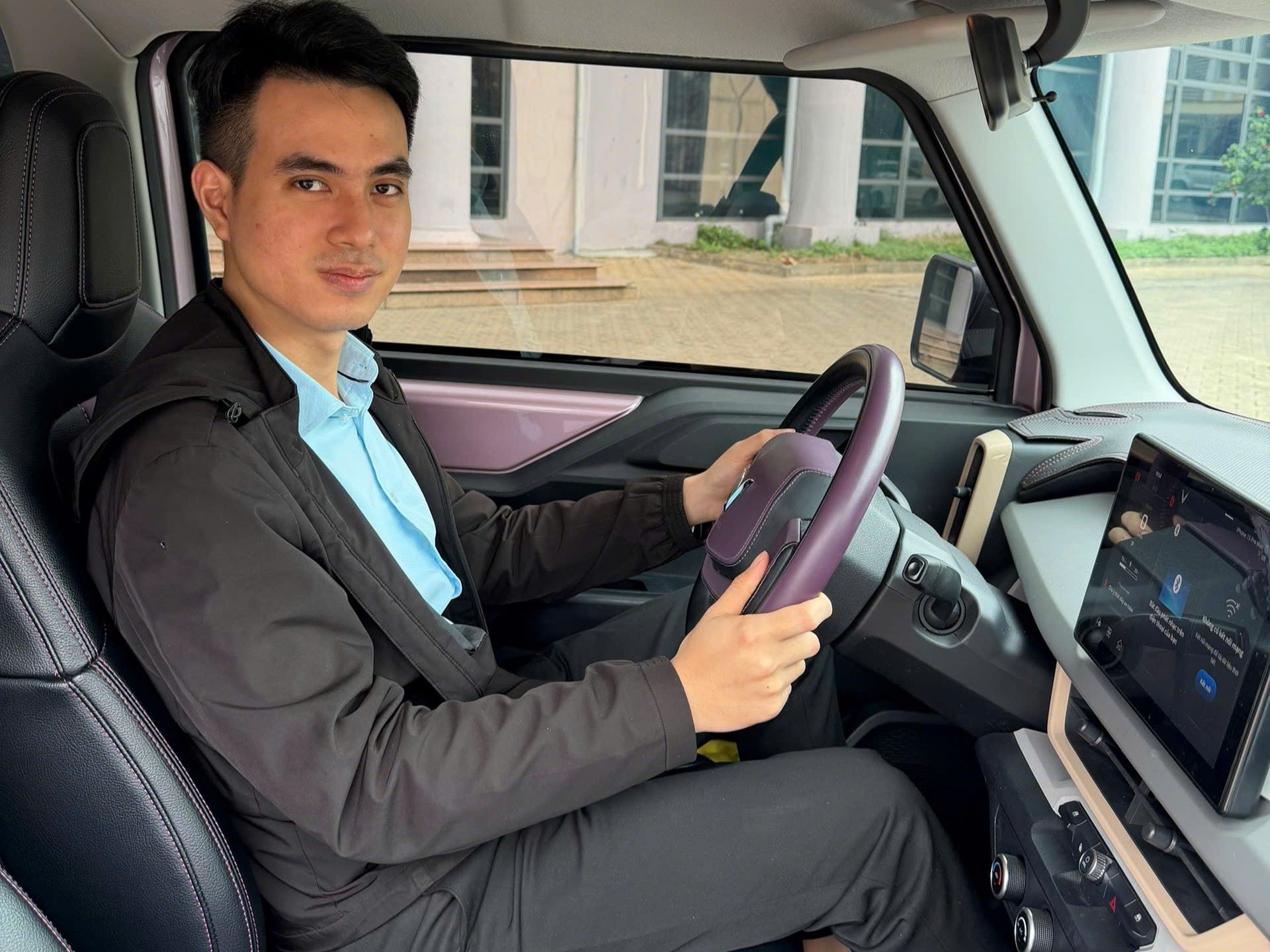 Minh đánh giá việc sạc pin VF 3 hoàn toàn tiện lợi, phù hợp với nhu cầu.