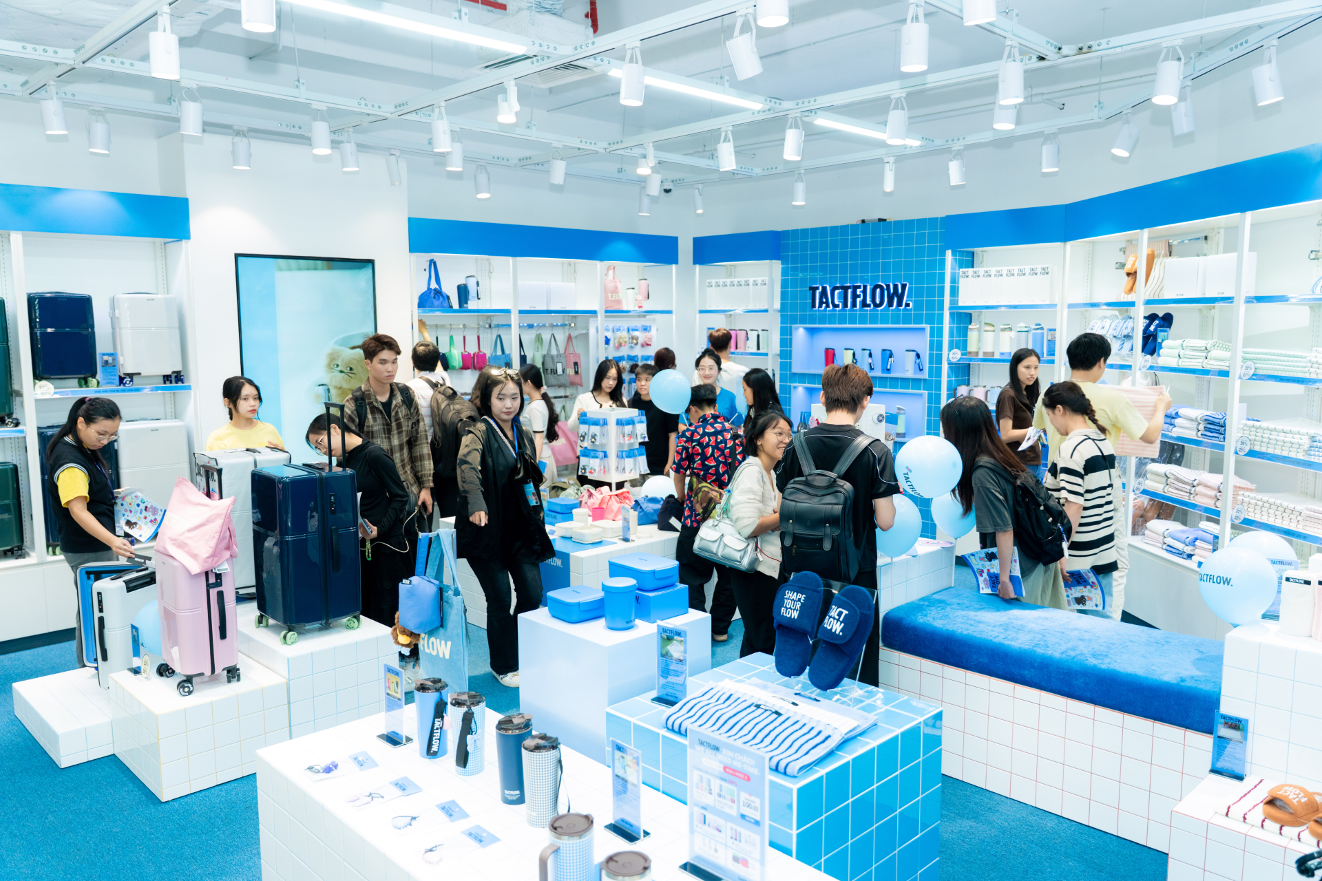   Không gian mua sắm và trải nghiệm TACTFLOW tại cửa hàng LocknLock  