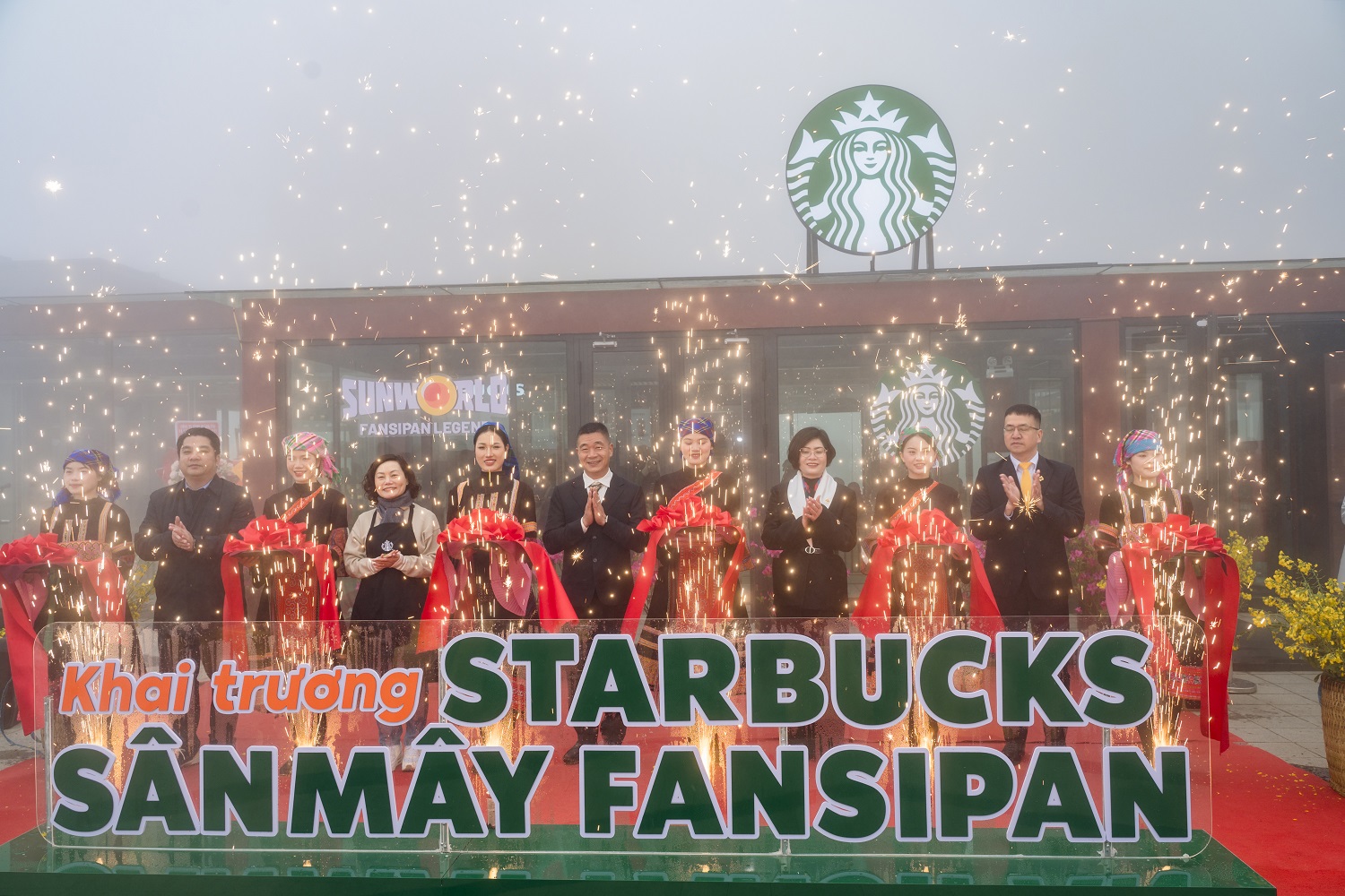 Lễ cắt băng khai trương đánh dấu Cửa hàng Starbucks Fansipan cao nhất châu Á chính thức vận hành.