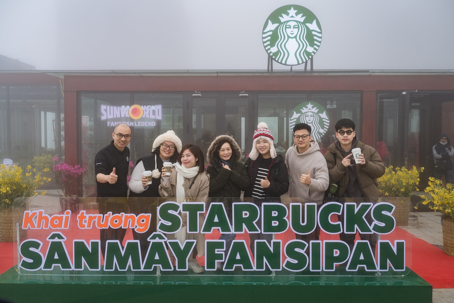   Du khách check-in với cửa hàng Starbucks Fansipan cao nhất châu Á   
