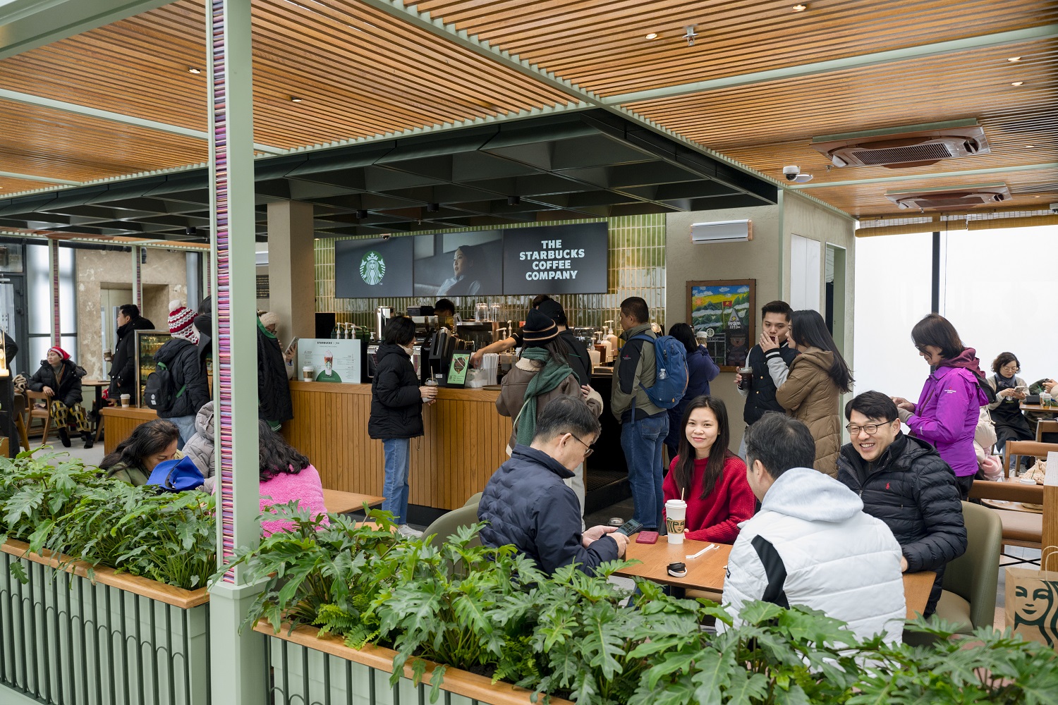 Không gian tại Starbucks Fansipan được thiết kế đa dạng với ấm cúng của màu gỗ, đặc sắc nét bản địa và vẫn mang hơi thở thiên nhiên.