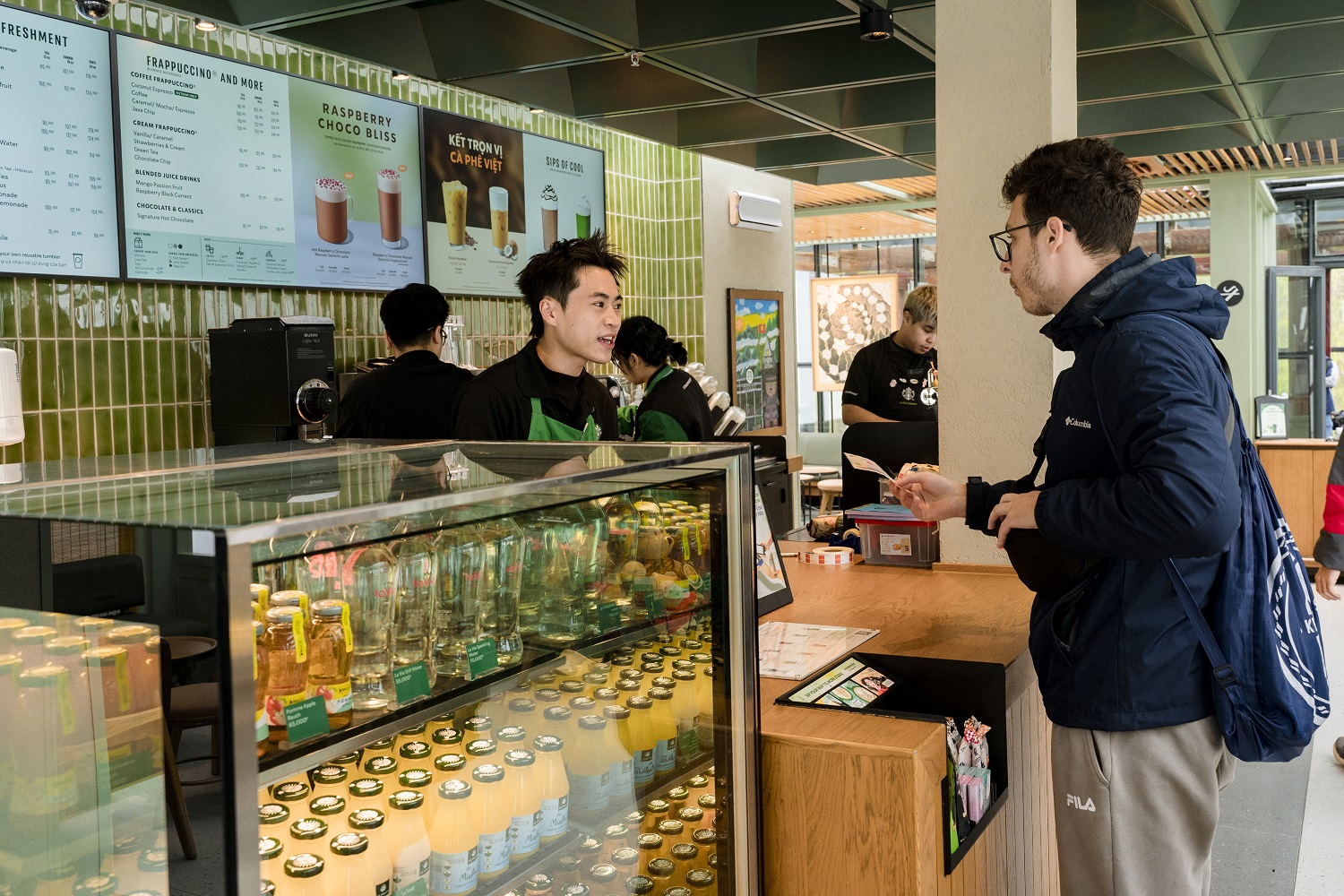   Ngày đầu khai trương cửa hàng Starbucks Fansipan đã thu hút đông đảo du khách đến.  