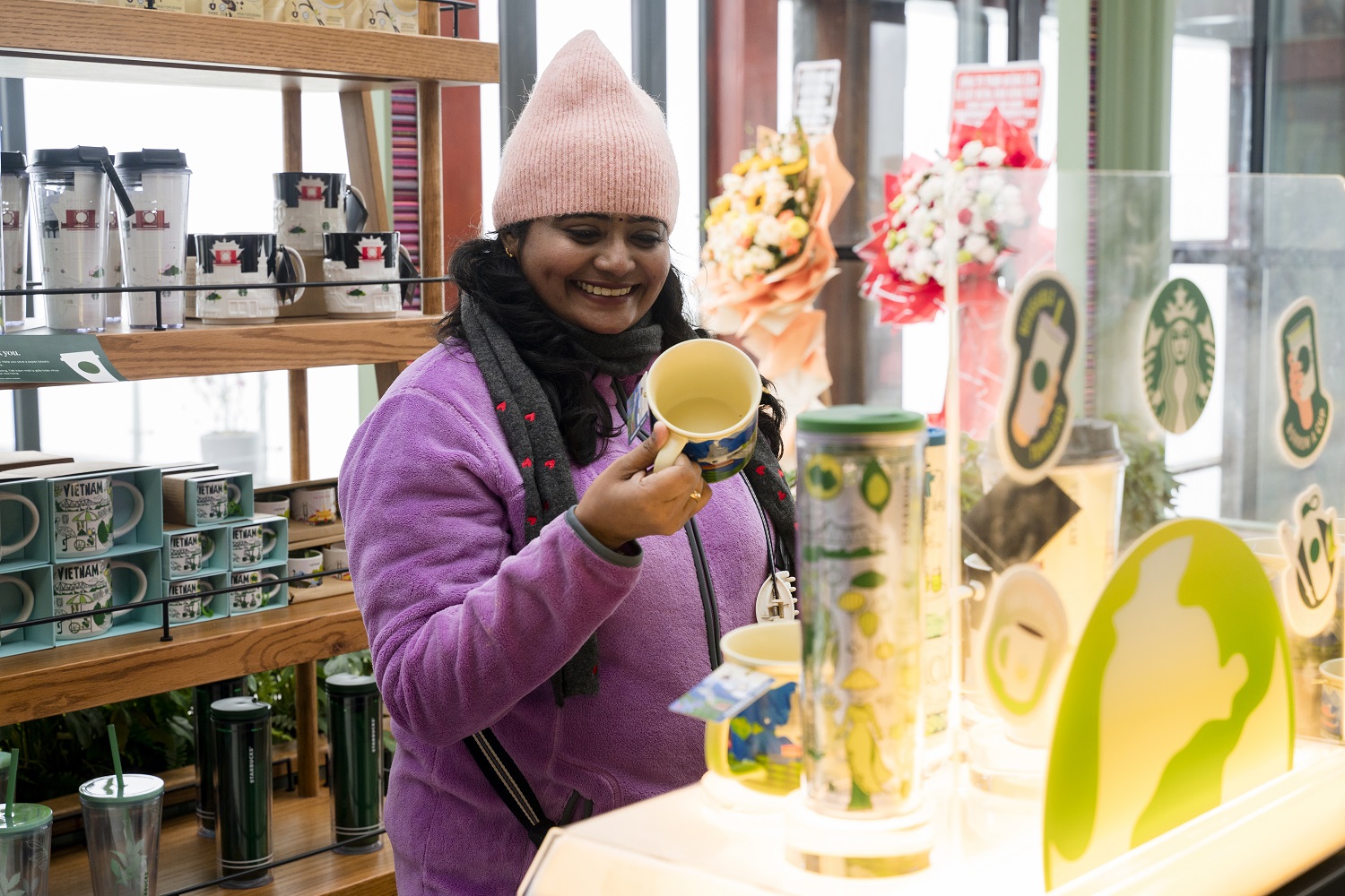 Du khách nước ngoài trải nghiệm Starbucks Fansipan.