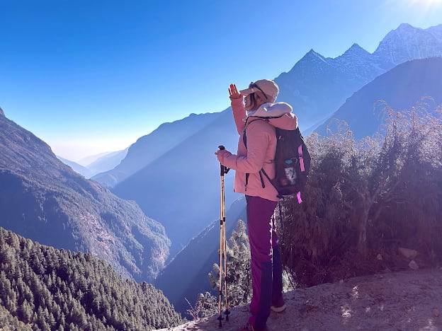 Vashna Thiên Kim - nhà hoạt động môi trường - đã chinh phục đỉnh Kala Patthar ở độ cao 5.545m