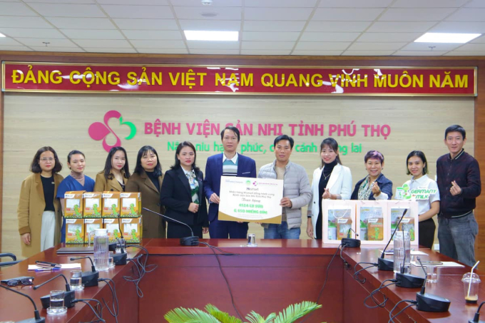 Đại diện nhãn hàng trao tặng sữa Hismart và bỉm Dino cho Bệnh viện Sản nhi tỉnh Phú Thọ