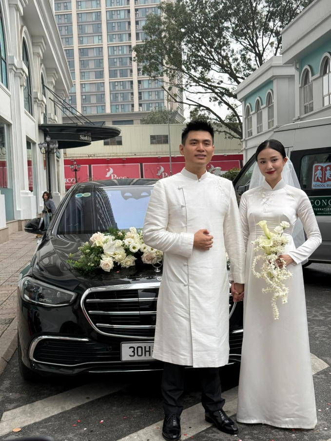 Cô nàng cầm hoa che chắn nhưng với 1 người sở hữu body thon gọn như Salim thì vòng 2 hiện tại của cô hơi bất thường. 