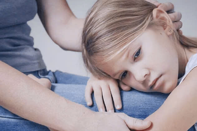 “Mẹ ơi, con bị bạn cùng lớp đánh”: Cách phản ứng của cha mẹ có thể biến con thành kẻ yếu đuối hoặc người bản lĩnh