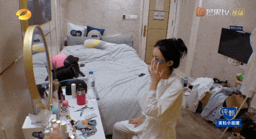 Triệu Lệ Dĩnh sẽ đắp mặt nạ cho mắt ngay sau khi thức dậy