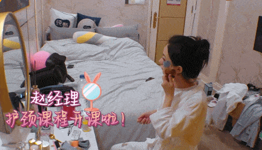 Người đẹp còn sử dụng đá Guasha để massage mặt