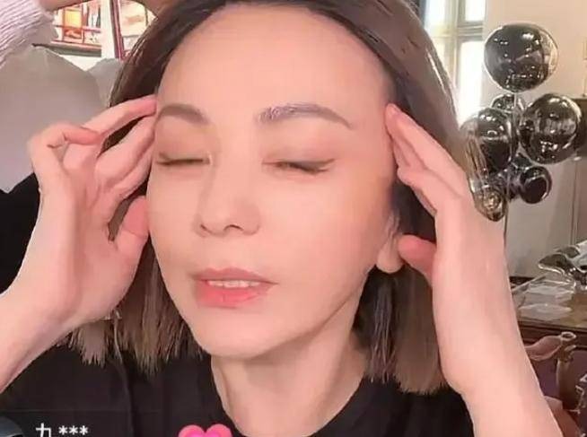 Trên sóng livestream, Vương Lâm tự kéo căng da mặt để chứng minh không 