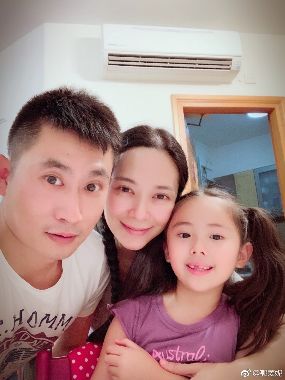Hiện tại cô đang sống hạnh phúc bên chồng và con gái
