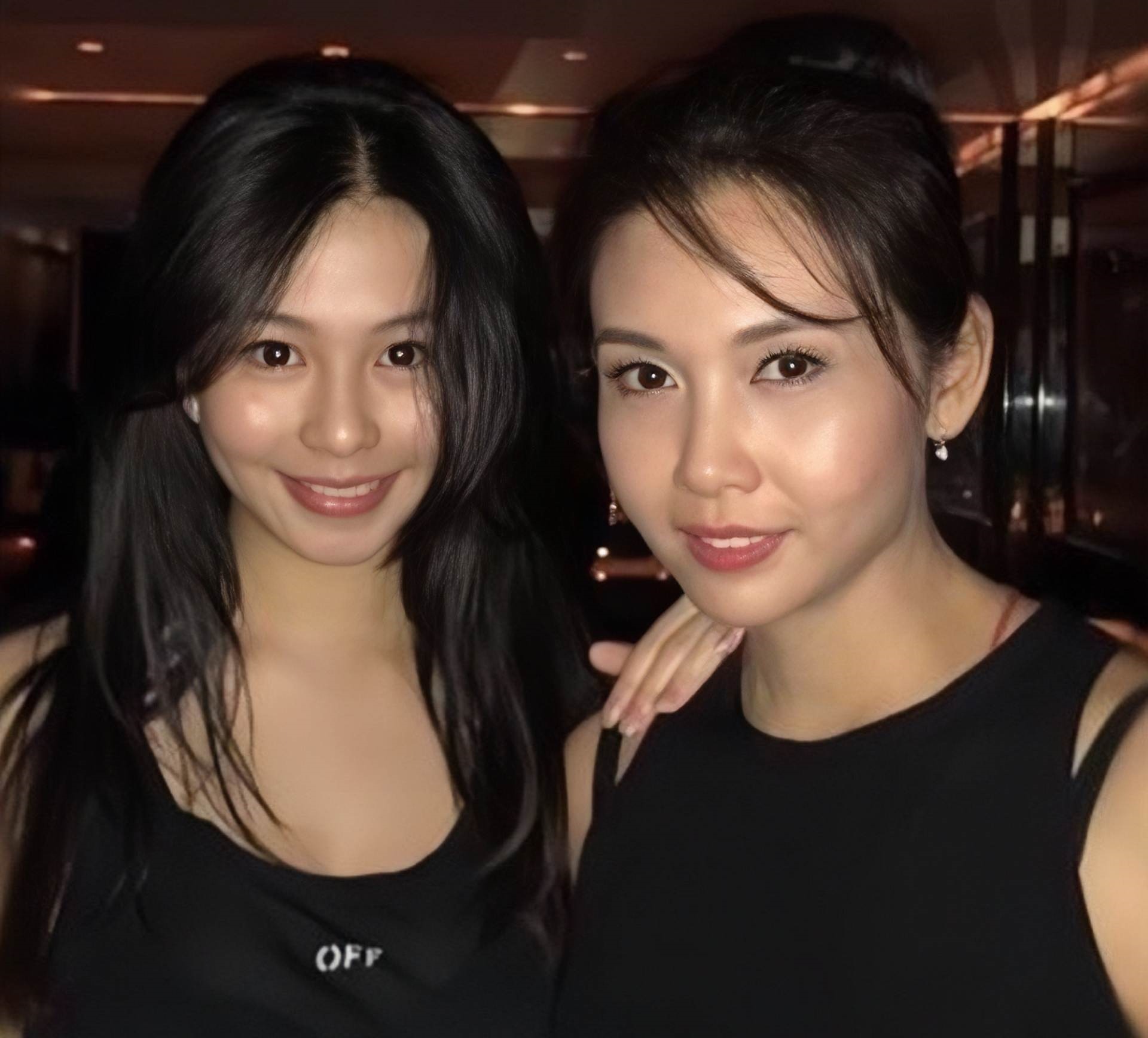 Cô cũng tiếp bước mẹ khi bắt đầu gia nhập làng giải trí