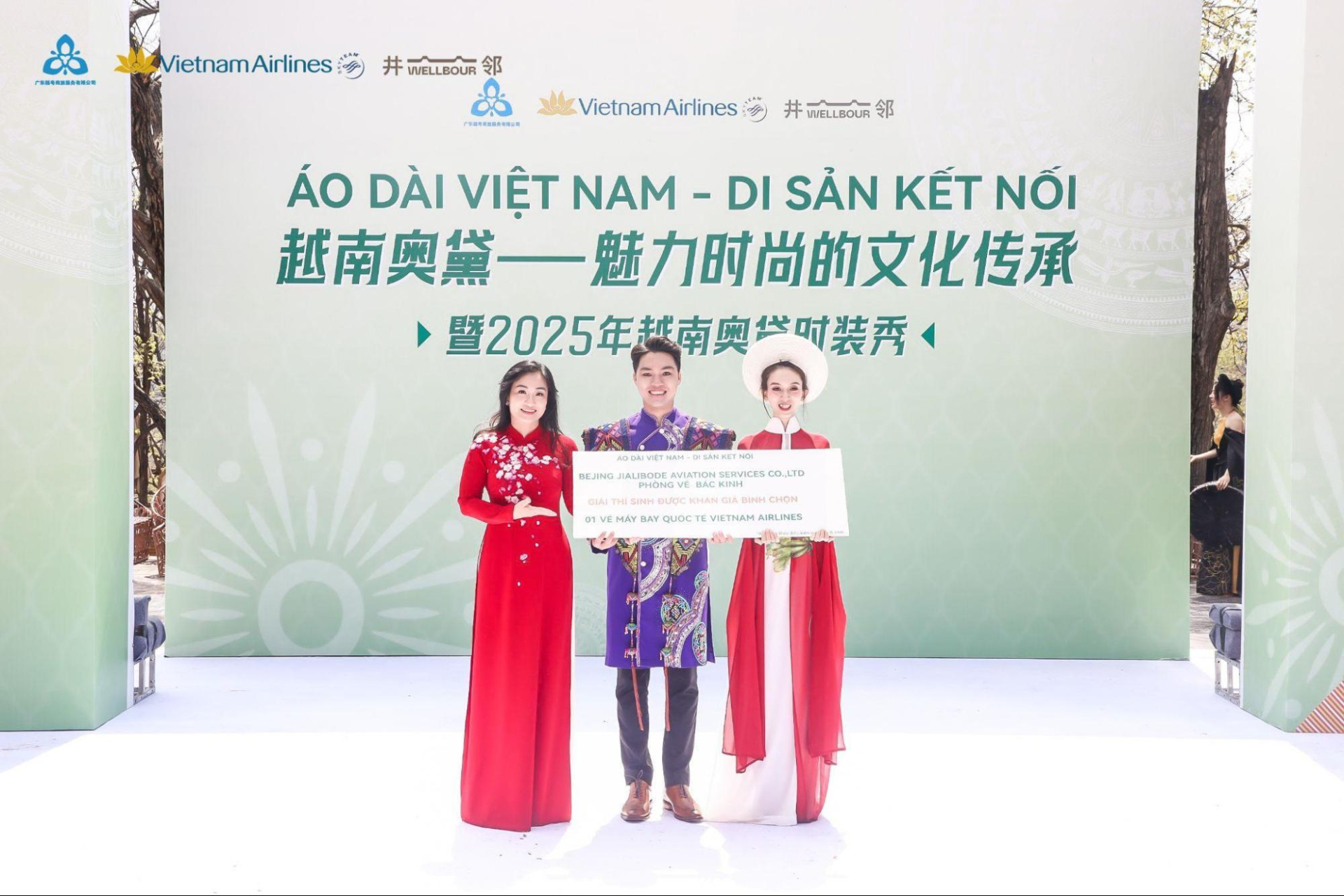 Văn Thị Tú Oanh nhận giải thưởng do phu nhân Đại sứ Việt Nam trao tặng