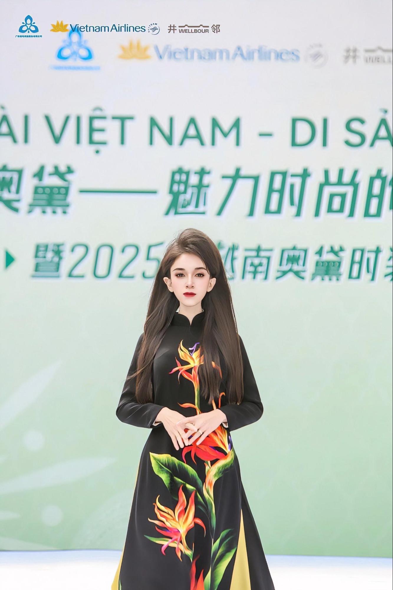 Tú Oanh thần thái trong phần trình diễn áo dài