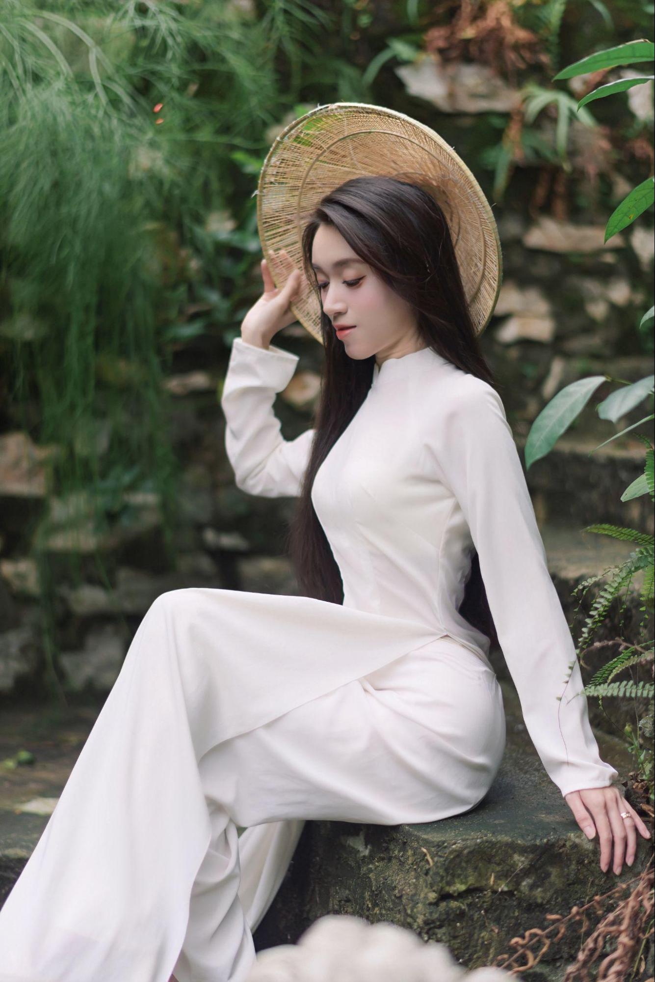 Tú Oanh khoác lên mình tà áo dài với niềm tự hào dân tộc