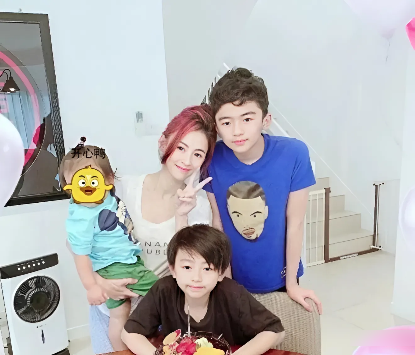 Năm 2018, Trương Bá Chi bất ngờ thừa nhận đã sinh con trai thứ 3 nhưng giữ kín danh tính cha đứa trẻ
