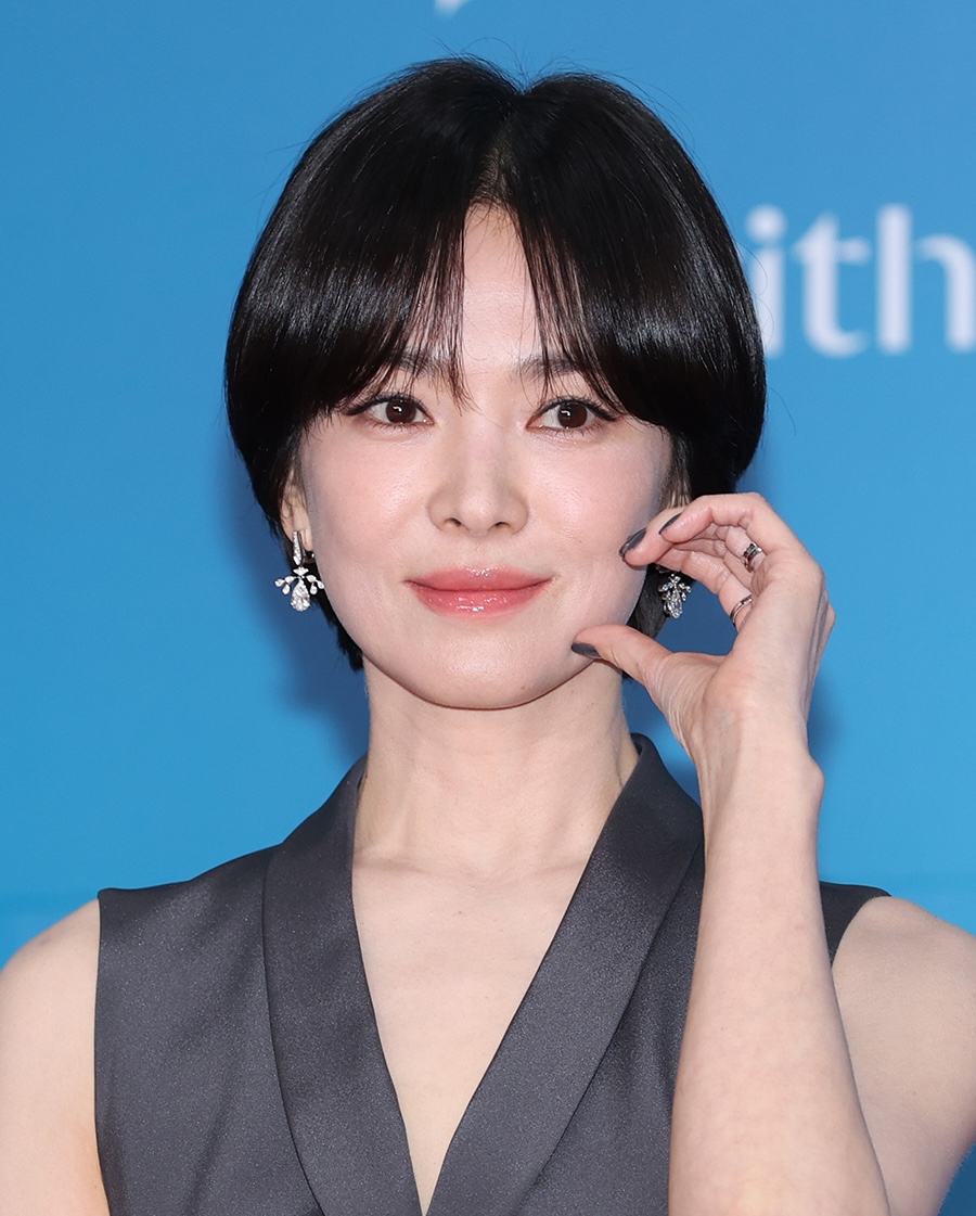 Song Hye Kyo còn khéo léo kết hợp cùng chiếc nhẫn vàng trắng đính kim cương từ bộ Bee de Chaumet 