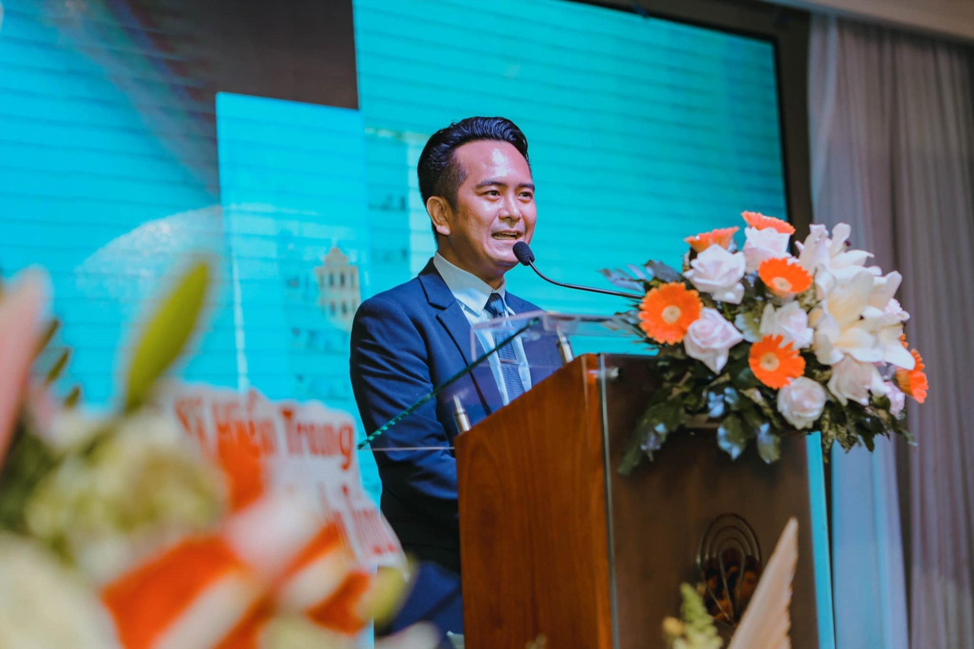 Hùng Thuận từng mở vài văn phòng nhà đất, công việc rất khấm khá