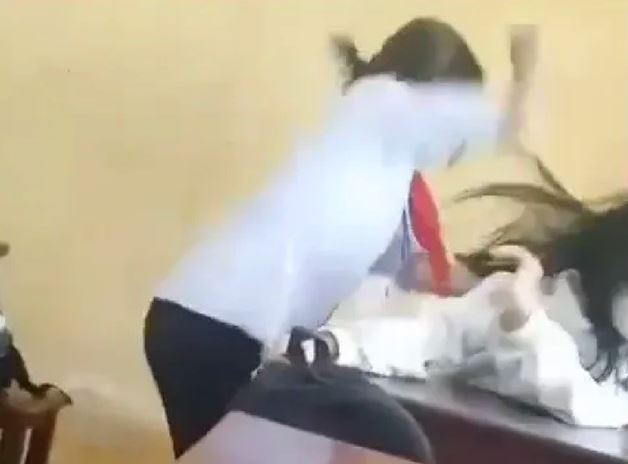 Với những học sinh mắc lỗi nghiêm trọng, không đình chỉ, nhưng nếu chỉ một bản kiểm điểm liệu có khiến các em biết sợ? (Ảnh minh hoạ)