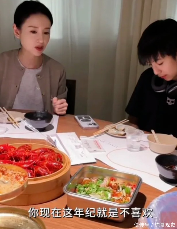 Đổng Khiết cũng gặp khó khăn khi con trai bước vào tuổi dậy thì