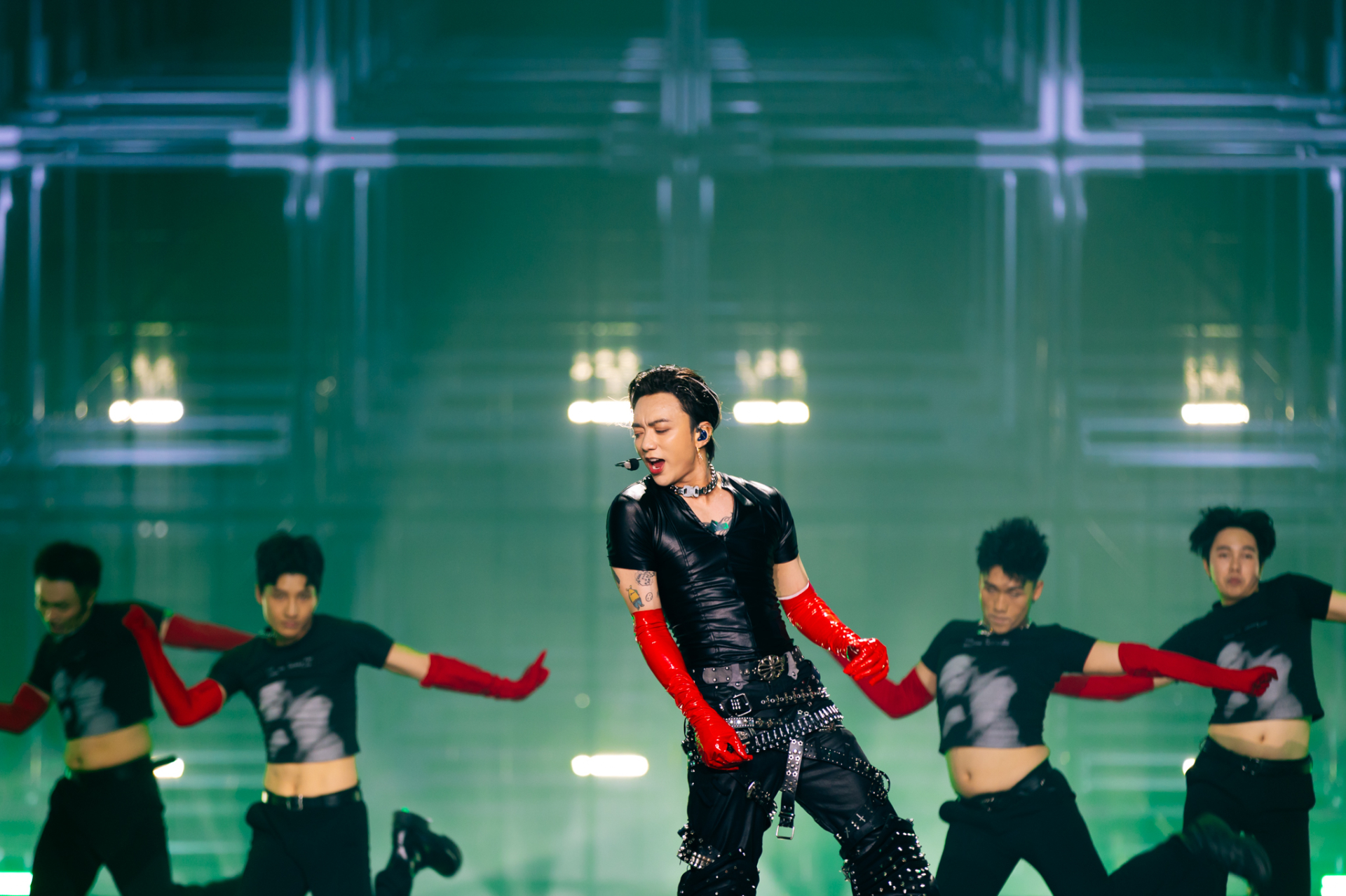 SOOBIN bật khóc nức nở sau đêm diễn thứ 2 concert “ALL-ROUNDER”: Cột mốc không thể quên trong sự nghiệp
