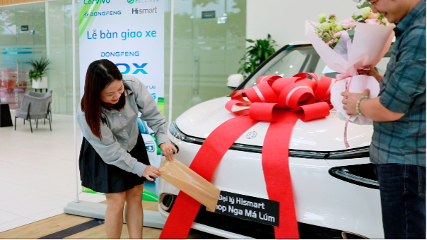 Sự kiện trao tặng xe nằm trong chiến dịch tri ân hệ thống đại lý do Hismart khởi xướng, nhằm tôn vinh vai trò của những người phụ nữ hiện đại trong hoạt động kinh doanh bán lẻ và chăm sóc gia đình.