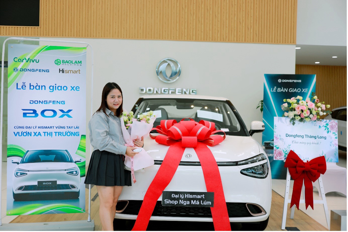 Chị Trần Thị Nga – một nữ doanh nhân sắc sảo trong ngành hàng Mẹ & Bé nhận xe Dongfeng Box như một món quà tri ân từ nhãn hàng sữa Hismart