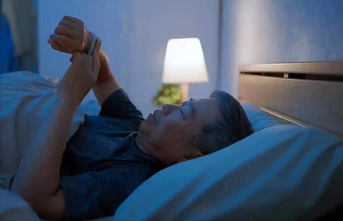 Người cao tuổi đi ngủ quá sớm có nguy cơ gì? Nhiều bác sĩ khuyên người trên 65 tuổi nên cố gắng ngủ vào thời điểm này