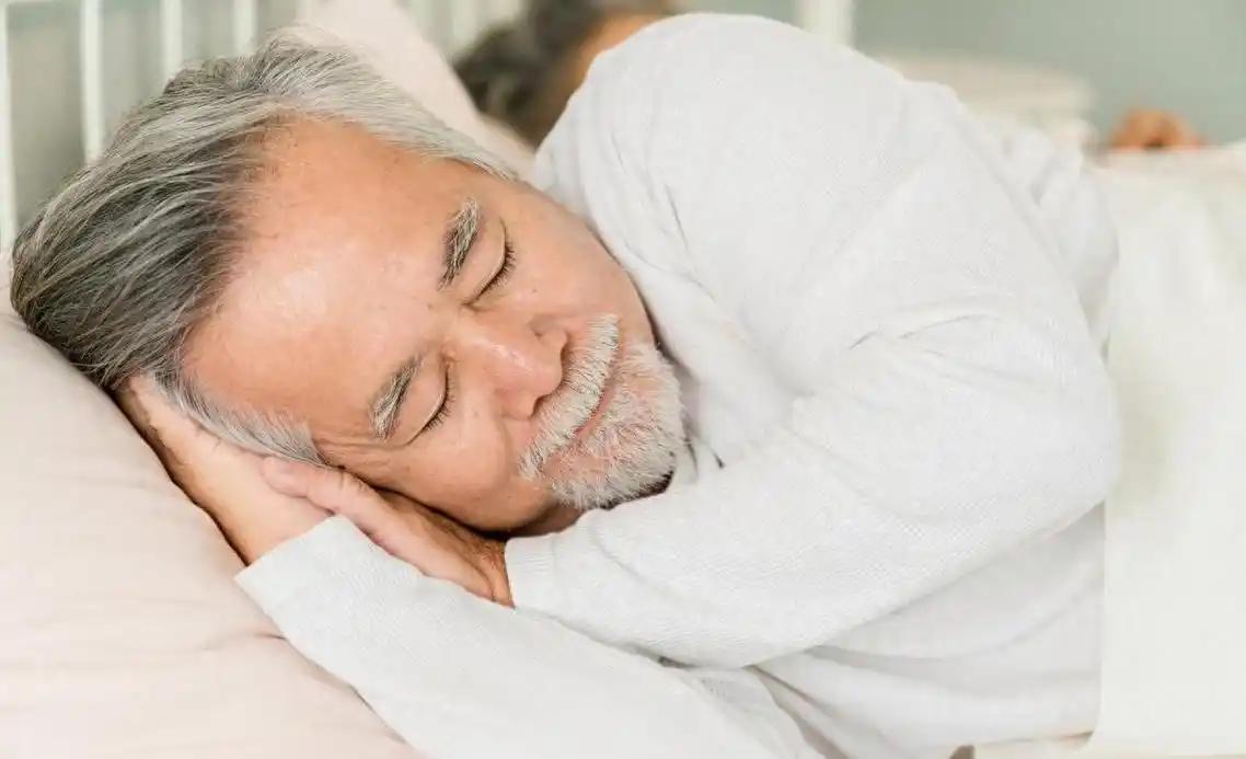 Người cao tuổi đi ngủ quá sớm có nguy cơ gì? Nhiều bác sĩ khuyên người trên 65 tuổi nên cố gắng ngủ vào thời điểm này