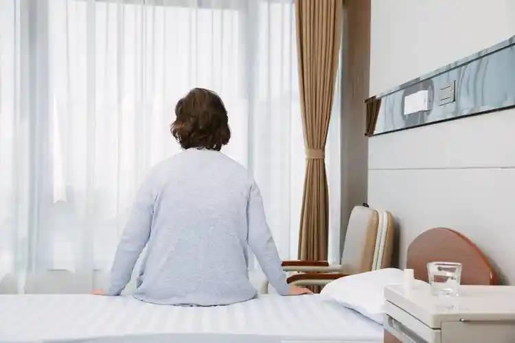 Người cao tuổi đi ngủ quá sớm có nguy cơ gì? Nhiều bác sĩ khuyên người trên 65 tuổi nên cố gắng ngủ vào thời điểm này