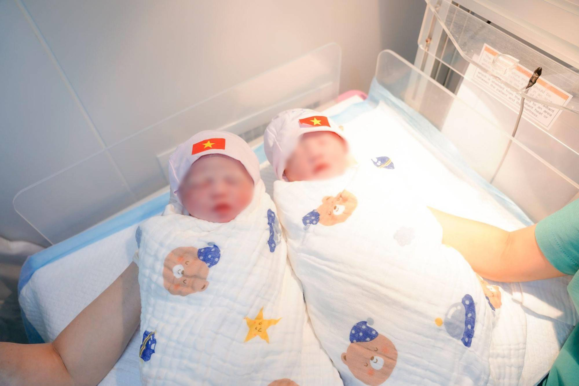 Hai bé song sinh chào đời khỏe mạnh nhờ phương pháp IVF tại Bệnh viện Phụ sản Thiện An, từ phôi trữ đông của chu kỳ thực hiện năm 2020