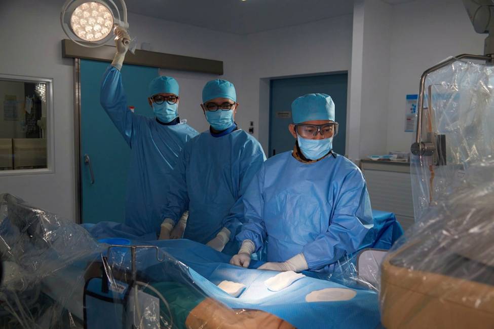 TS.BS Hồ Minh Tuấn thực hiện thủ thuật thông tim cho bệnh nhân