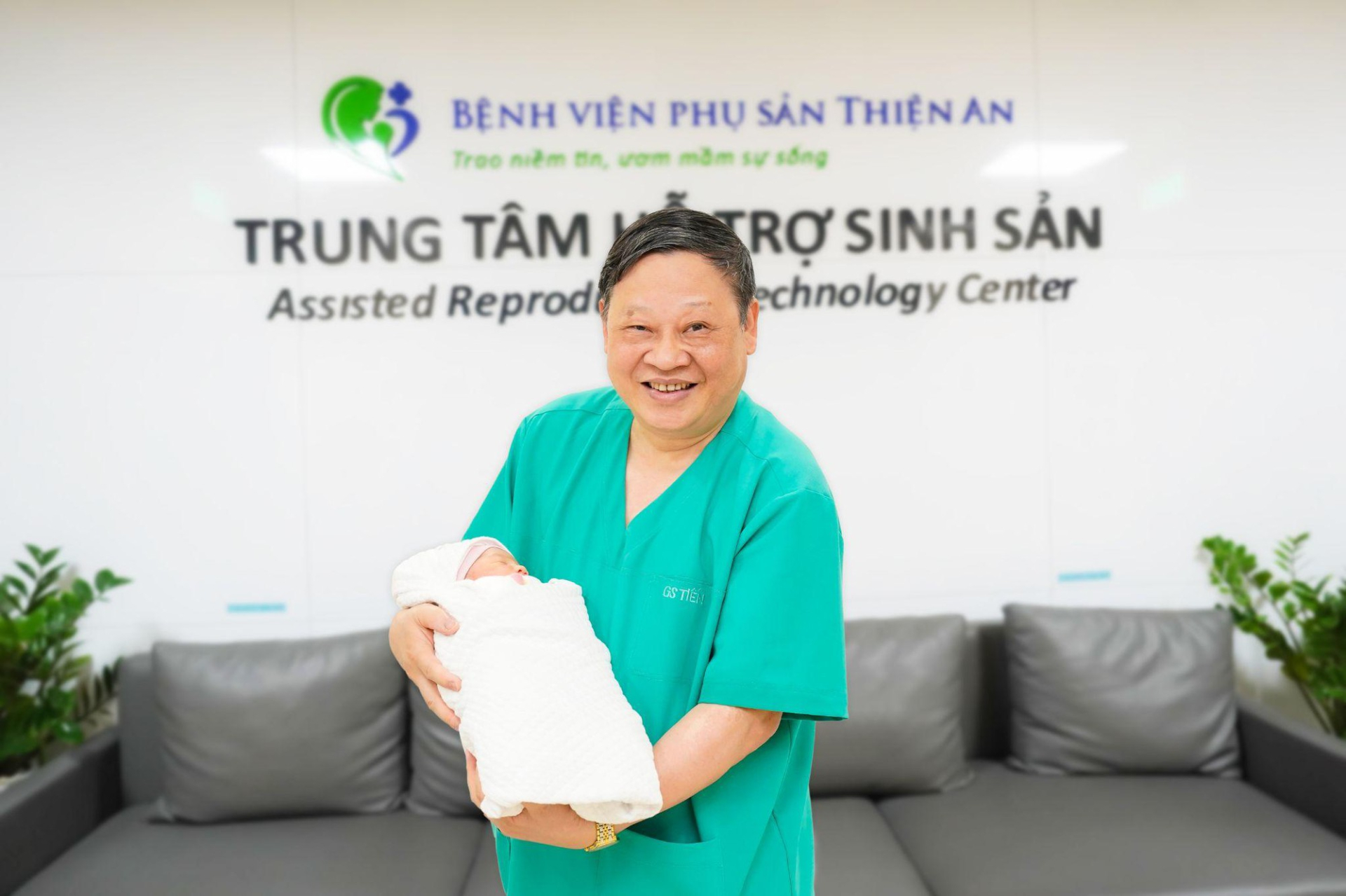 GS.TS.BS Nguyễn Viết Tiến bế em bé IVF tại Bệnh viện Phụ sản Thiện An