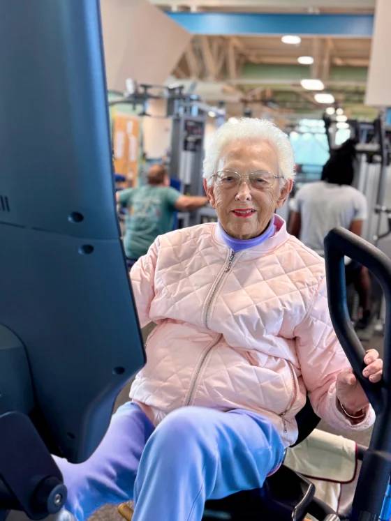 Người phụ nữ 100 tuổi gây sốt vì bài tập thể dục tại phòng gym tiết lộ bí quyết khỏe mạnh, đủ sức đến phòng tập 3 lần/tuần