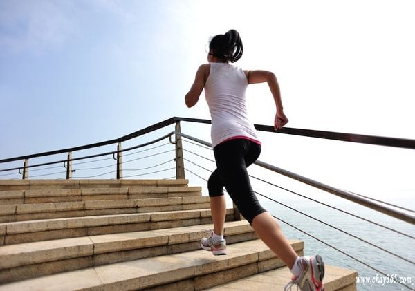Tôi quyết tâm leo cầu thang bộ thay vì đi thang máy, thật không ngờ cơ thể có 4 thay đổi, xương chắc khỏe đáng mơ ước