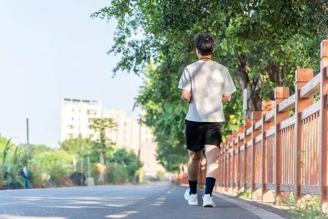 Người bị cục máu đông thường có 4 triệu chứng khi đi bộ, điều thứ 3 thường bị nhầm lẫn với lão hóa và kiệt sức 
