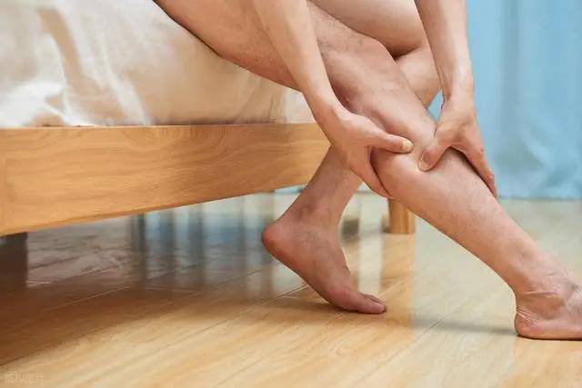 Người bị cục máu đông thường có 4 triệu chứng khi đi bộ, điều thứ 3 thường bị nhầm lẫn với lão hóa và kiệt sức 