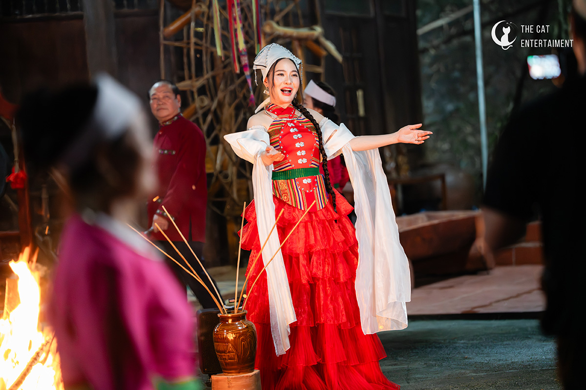 Anh Tạ “Mưa đỏ” lần đầu diễn cùng vợ trong MV “Hẹn hò Phú Thọ” của ca sĩ Phương Thảo