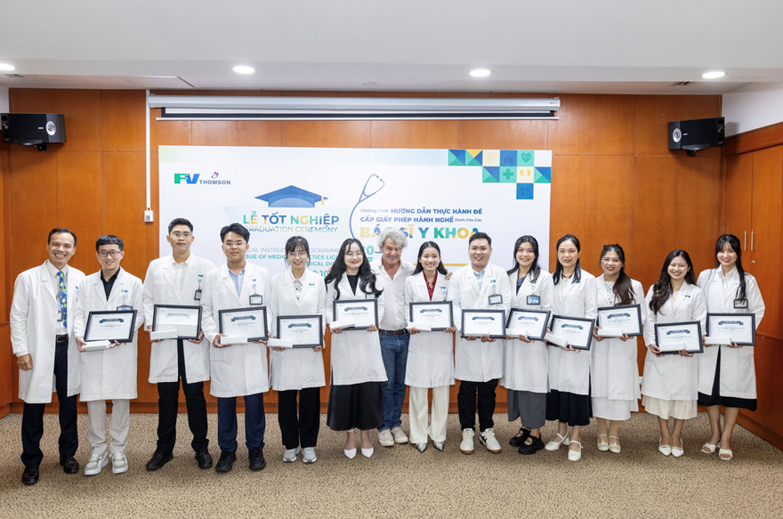 Hình ảnh các học viên khóa đầu tiên hoàn tất chương trình