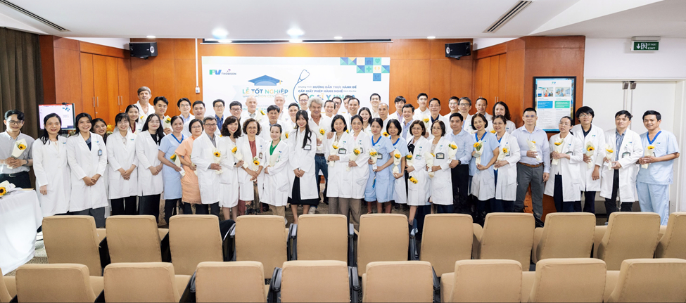 Các bác sĩ tốt nghiệp khóa đầu tiên tri ân đội ngũ bác sĩ thầy cô FV tham gia hướng dẫn trong chương trình