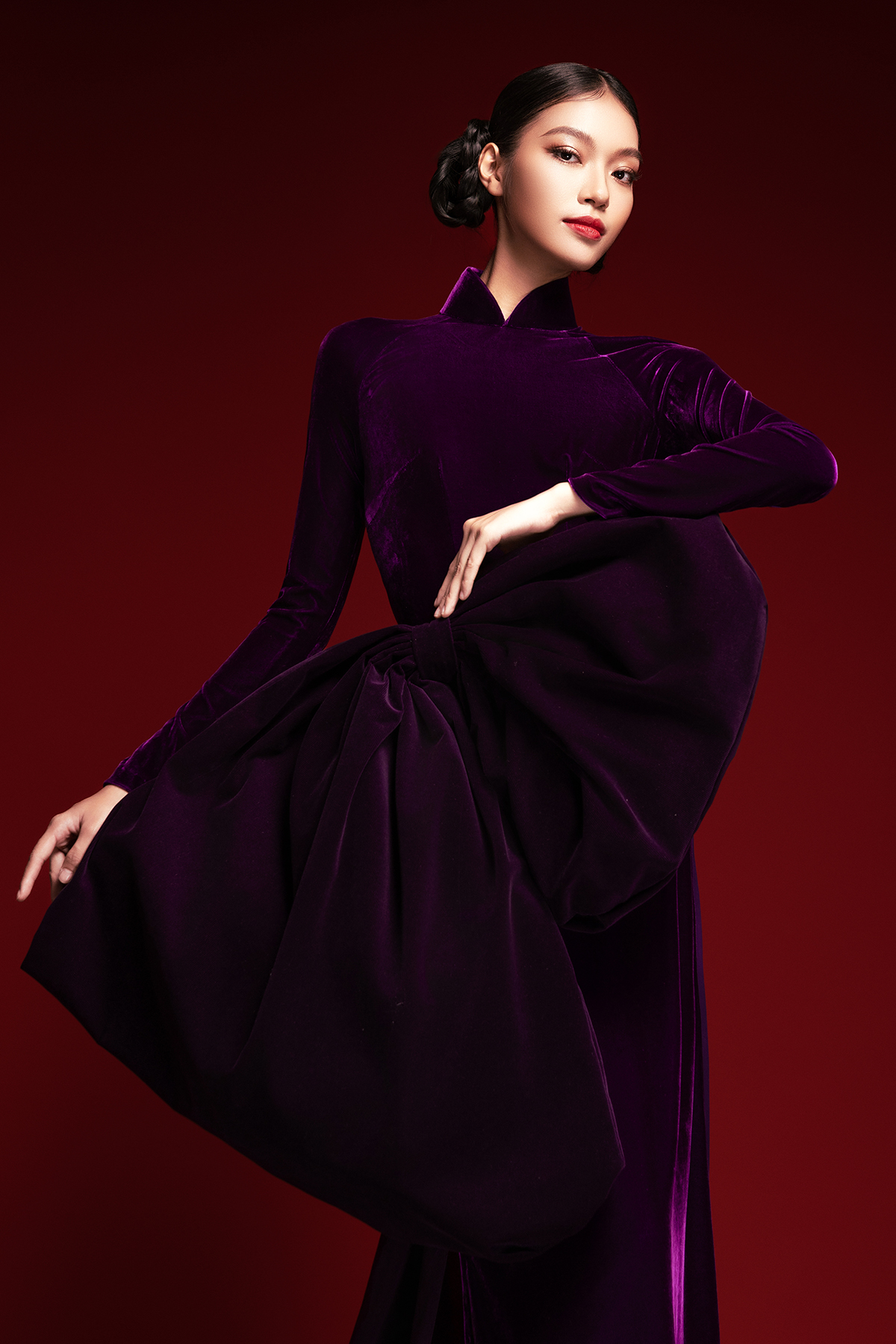 Quán quân Vietnam’s Next Top Model 2025 Lại Mai Hoa khoe sắc vóc cực chuẩn khi diện áo dài sắc tím