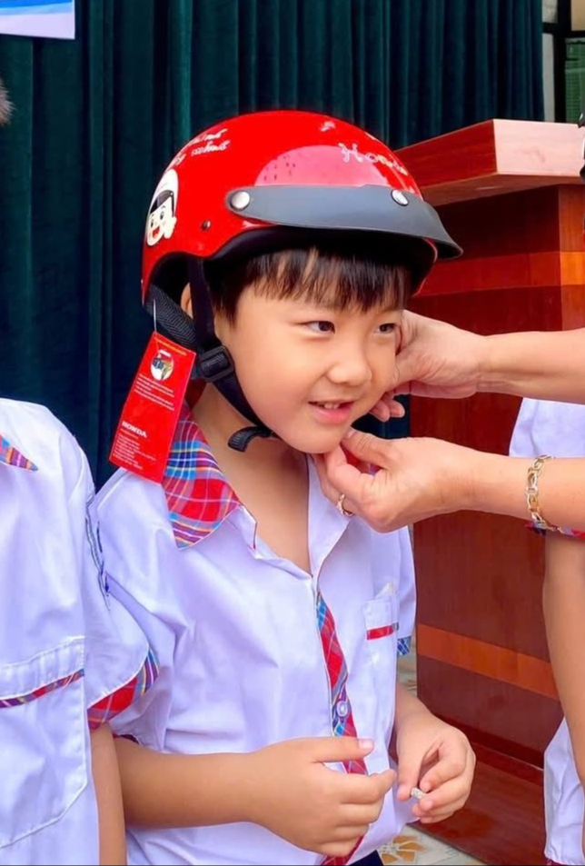 Nhìn gương mặt của bé trong ảnh với đôi mắt thì sáng rỡ, miệng cười tươi, đủ thấy cậu bé mê trường thế nào.