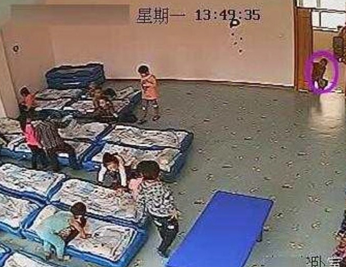 Con trai thường xuyên ú ớ, khóc thét giữa đêm, mẹ sinh nghi liền đến trường xem camera: Những gì nhìn thấy khiến chị chết lặng