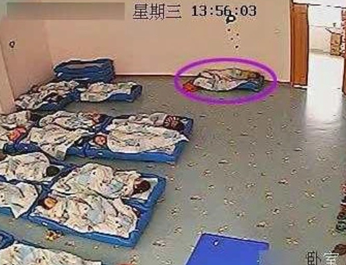 Những hình ảnh trong camera khiến người mẹ bàng hoàng