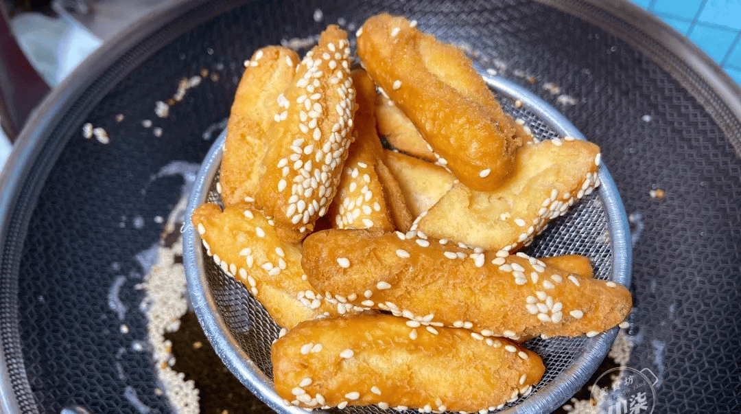 Cho 2 quả trứng vào trộn với bột mì, cán mỏng và cắt thành từng dải...: Món ngon khiến cả gia đình phấn khích ăn sạch trong nháy mắt