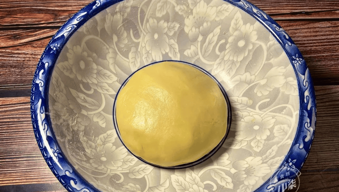 Cho 2 quả trứng vào trộn với bột mì, cán mỏng và cắt thành từng dải...: Món ngon khiến cả gia đình phấn khích ăn sạch trong nháy mắt