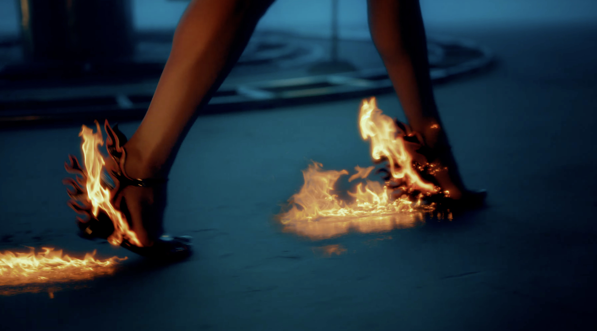 Minh Hằng bùng nổ visual, hóa “đạo diễn thời trang” trong teaser MV “DIRECTOR”